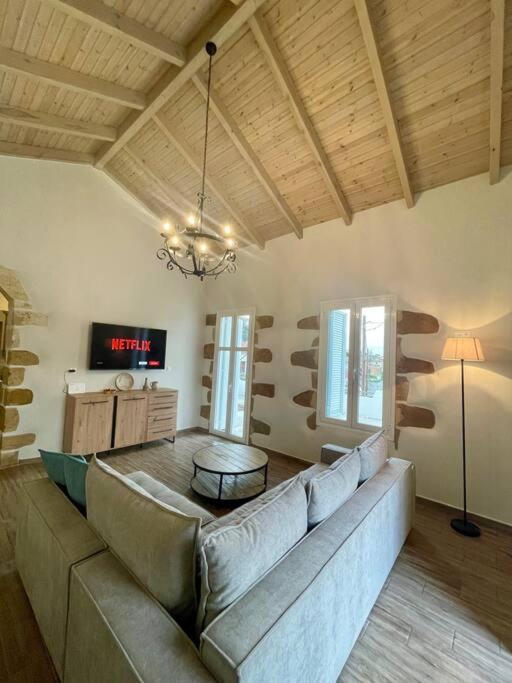 Villa Eftychia Serene Getaway With Hot Tub In A Quiet Location キサモス エクステリア 写真
