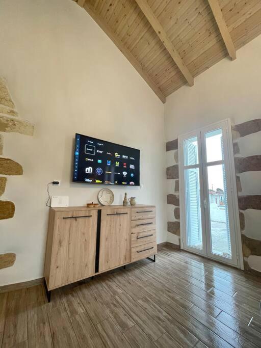 Villa Eftychia Serene Getaway With Hot Tub In A Quiet Location キサモス エクステリア 写真