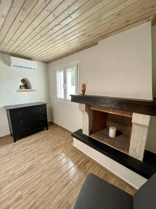 Villa Eftychia Serene Getaway With Hot Tub In A Quiet Location キサモス エクステリア 写真